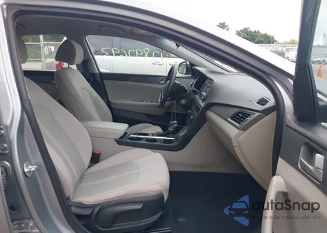 2017 Hyundai Sonata z USA, uszkodzony, nr VIN 5NPE24AF1HH497990